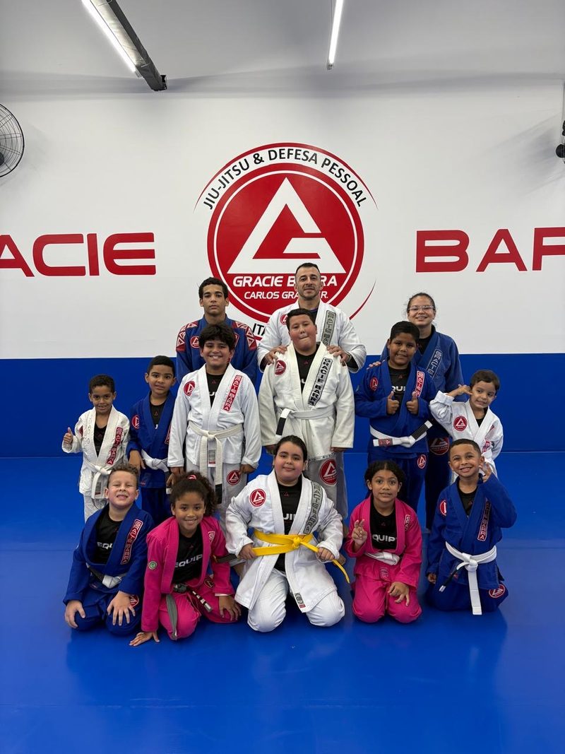 Turma kids reunida com o instrutor