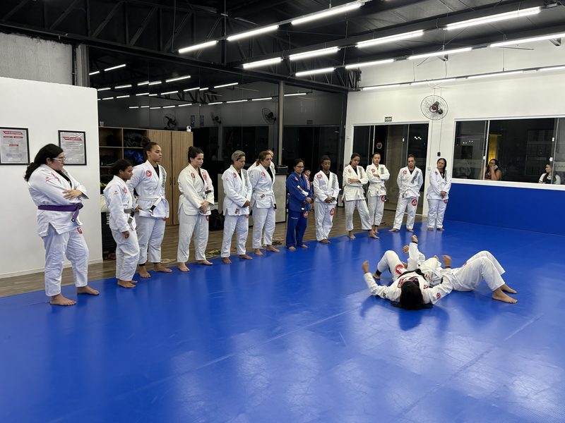 Técnica sendo demonstrada no tatame para toda a turma