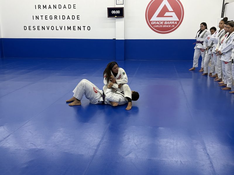 Professora Vanessa Silva demonstrando uma técnica de controle numa aluna