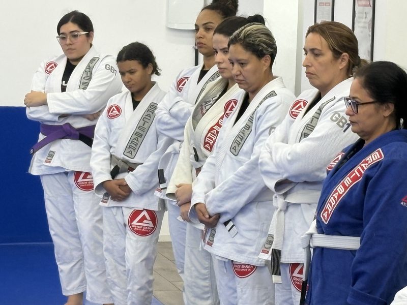 Alunas da turma GBF de perto, com o kimono da Gracie Barra