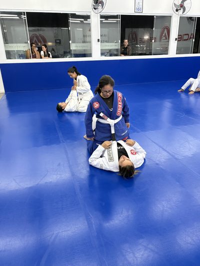 Professora Vanessa Silva ensinando uma técnica no tatame da Gracie Barra Itaguaí